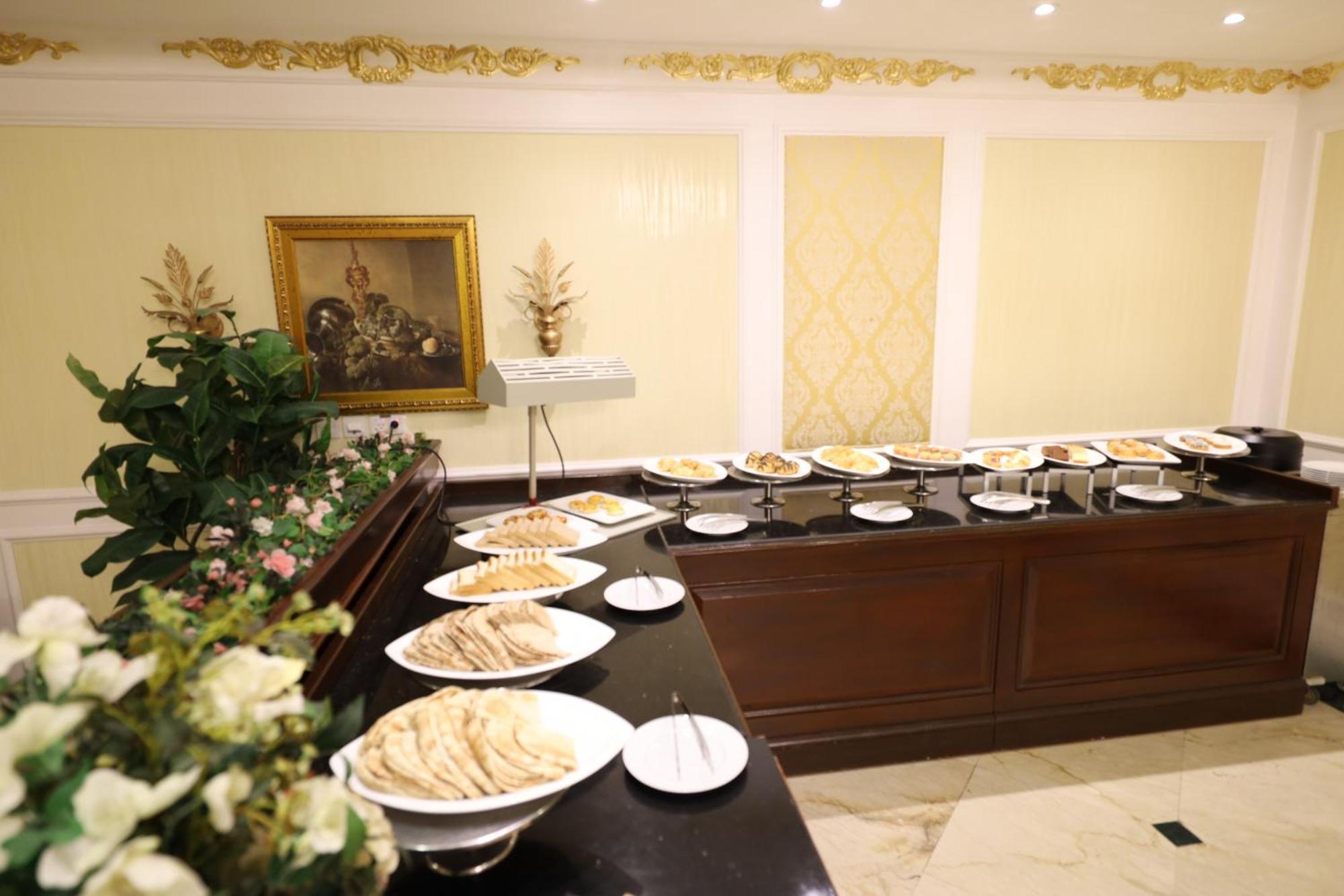 Habitat All Suites, Al Khobar Exterior foto A buffet at a hotel